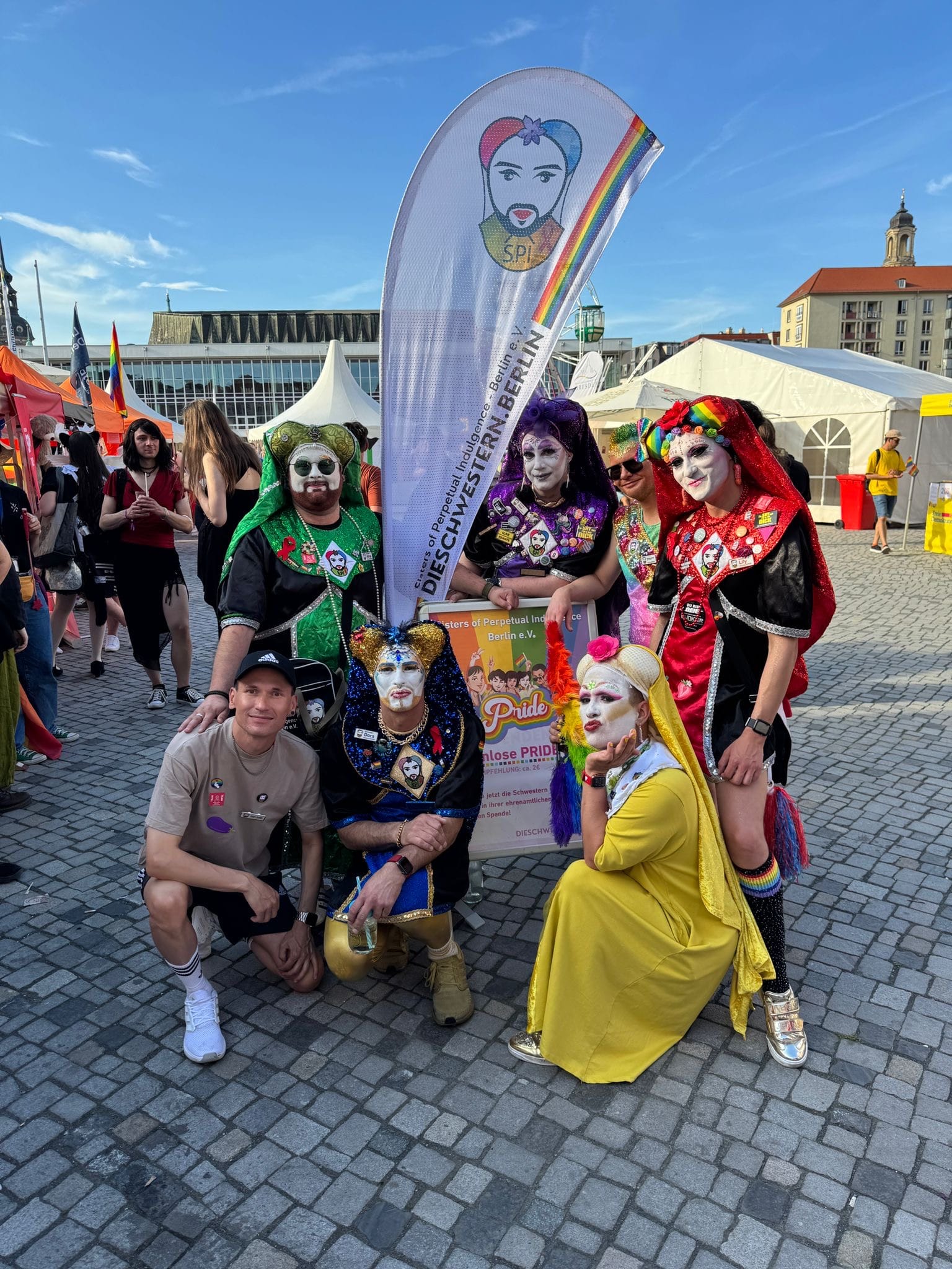 Schwester Alma, Schwester Ilse, Gardist Björn, Schwester Lily, Helfer Manu, Schwester Dora, Schwester Maja - auf dem CSD Dresden Straßenfest 2025 [v.l.n.r.] [v.h.n.v.]